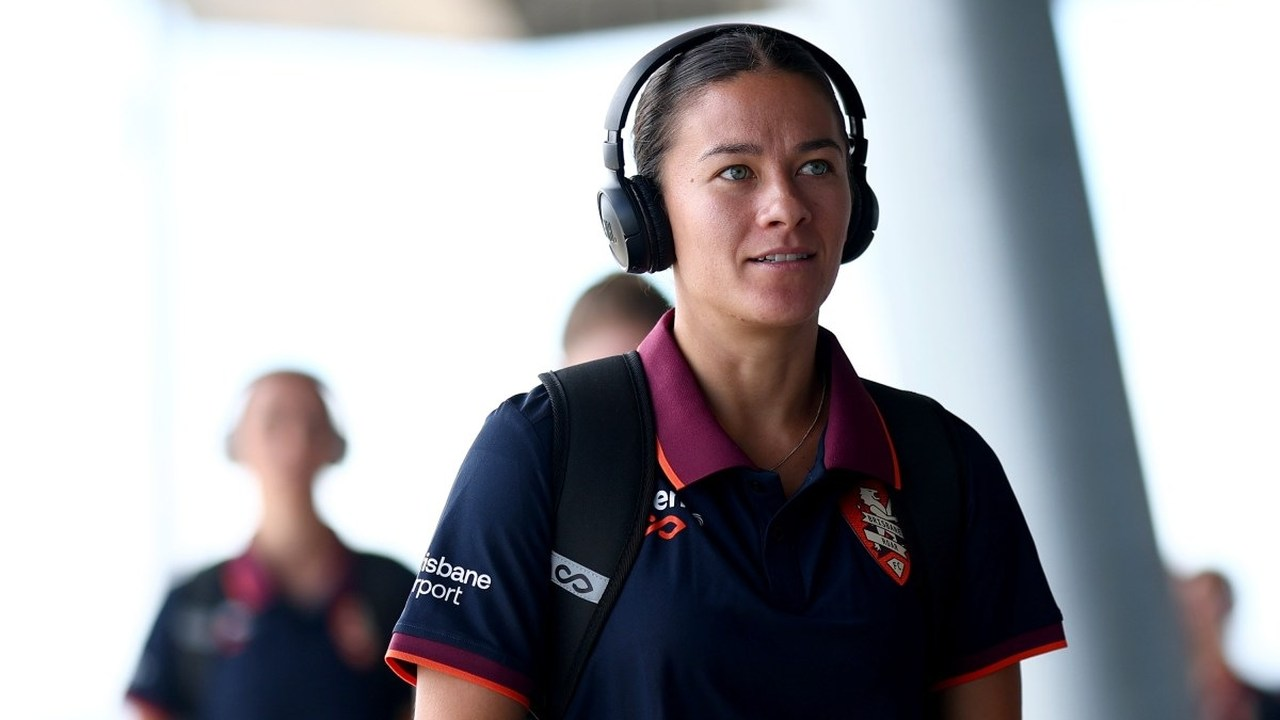 Энджи Бирд стоит в одежде Brisbane Roar