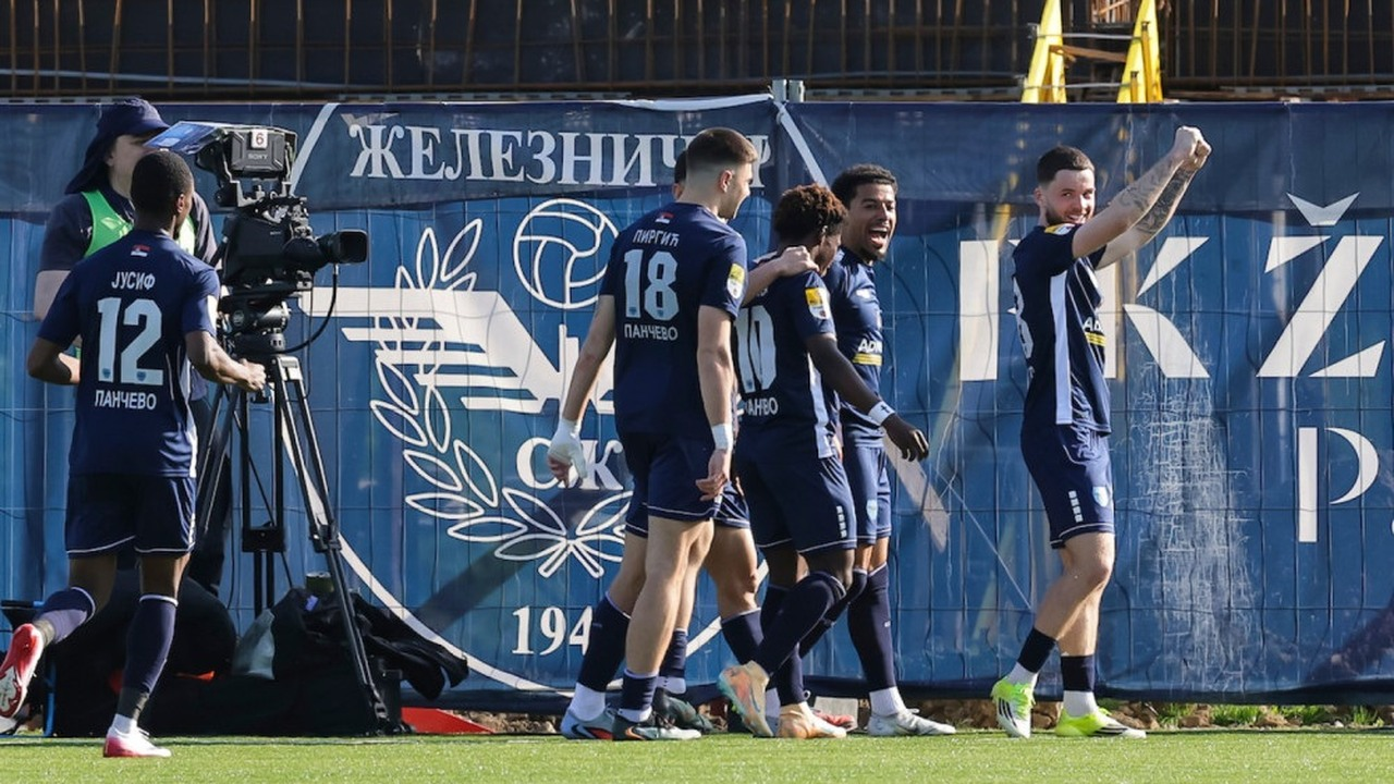 Игроки "Зелезникар Панчево" празднуют вместе возле флага клуба