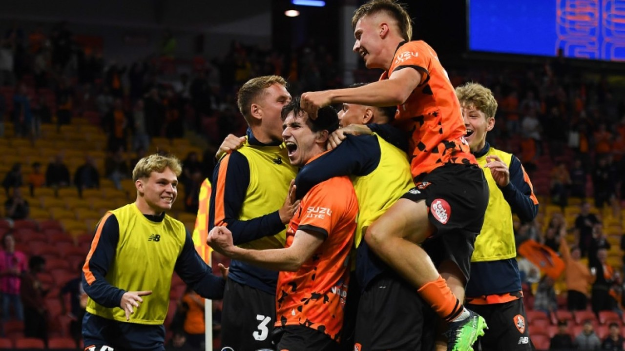 Маклин Фреке празднует это событие с товарищами по команде Brisbane Roar