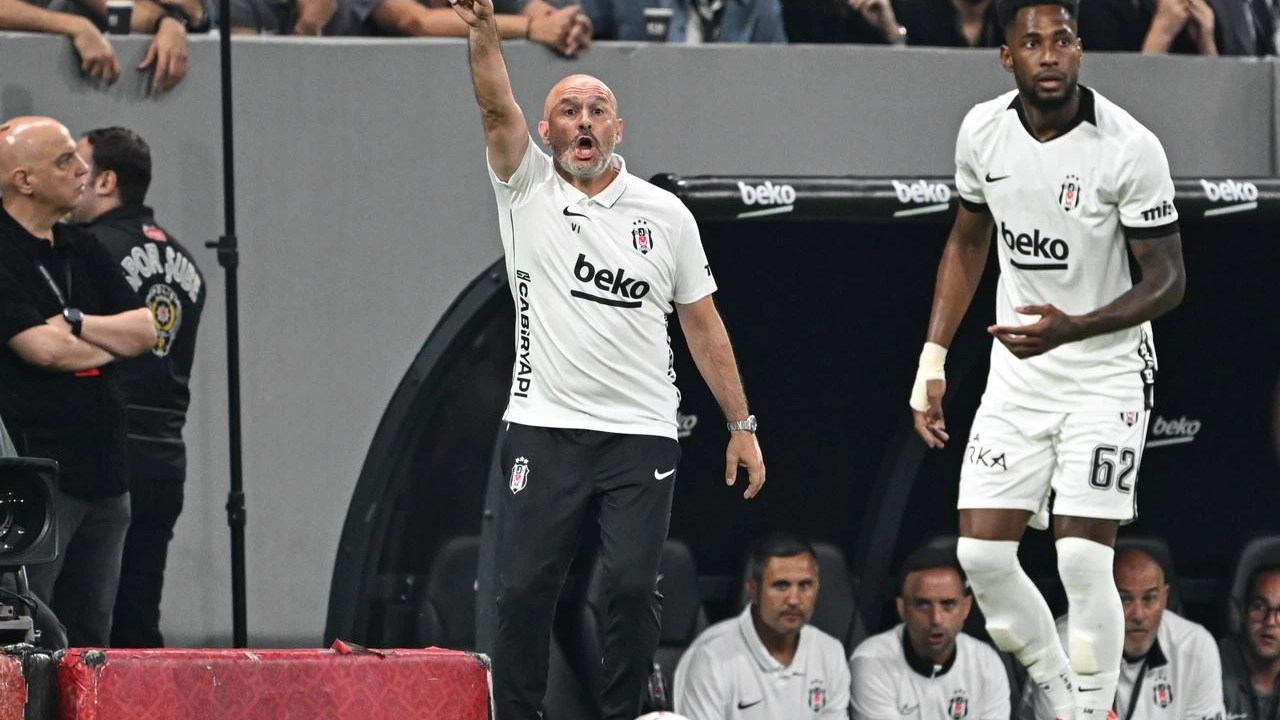 Тренер Beşiktaş Винченцо Итальяно празднует у поля