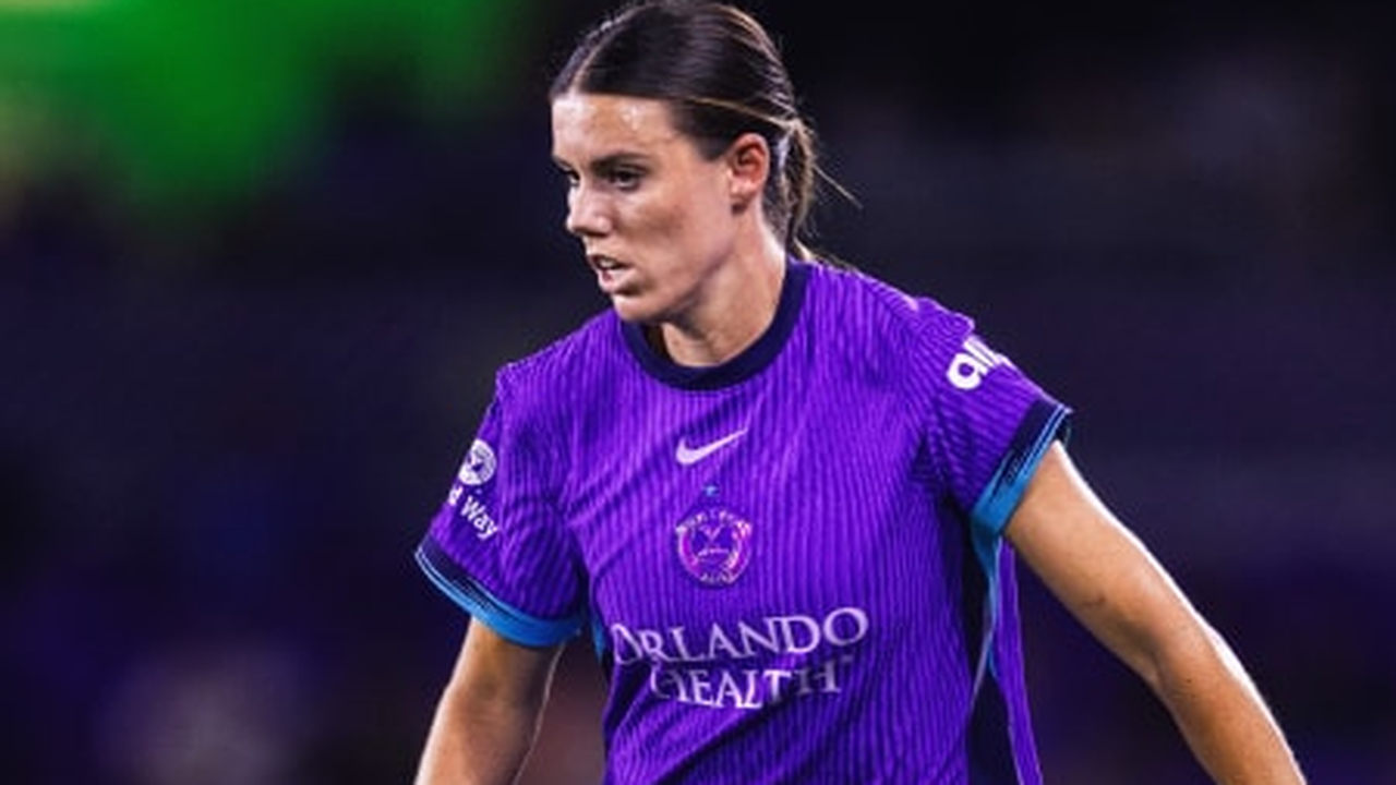 Игрок Orlando Pride носит фиолетовую форму клуба в сезоне 2026 года