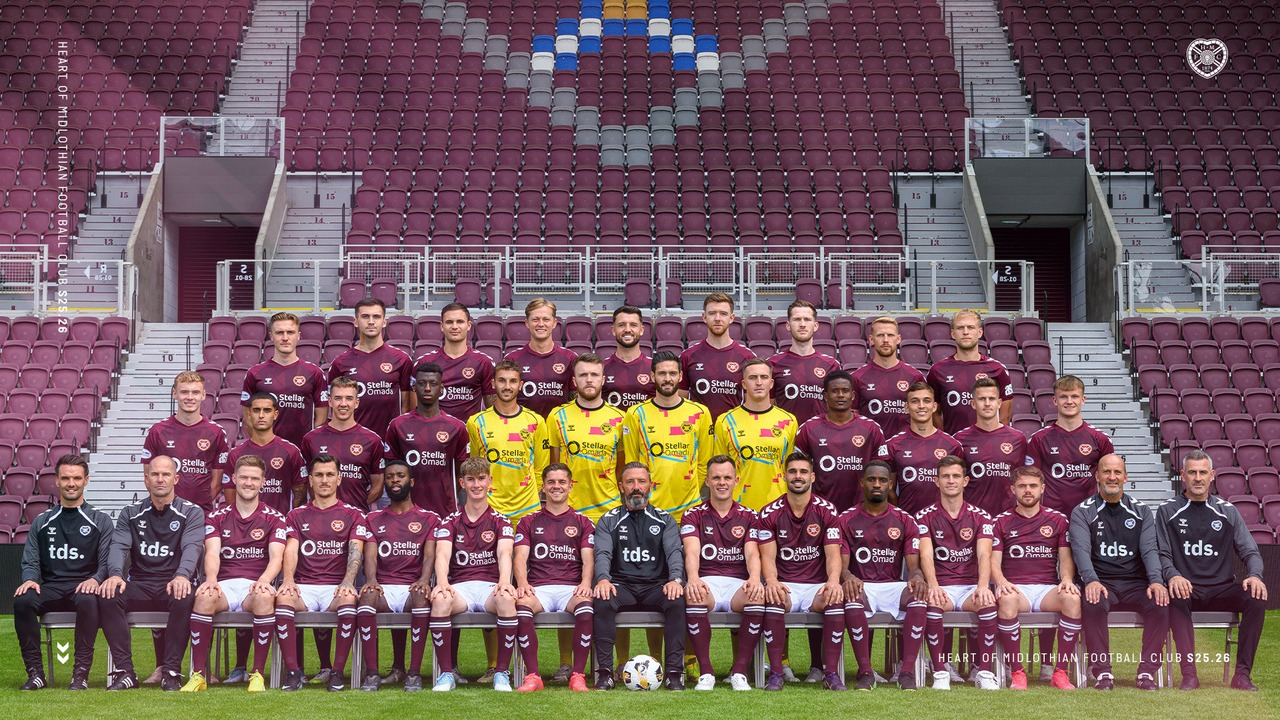 Игроки и сотрудники Heart of Midlothian позируют для командной фотографии
