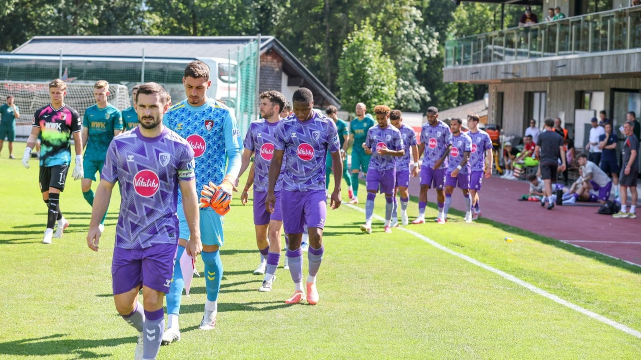Игроки АФК "Борнмут" вместе выходят на футбольное поле