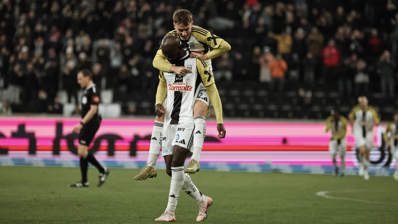 Игрок LASK управляет мячом во время соревновательного матча