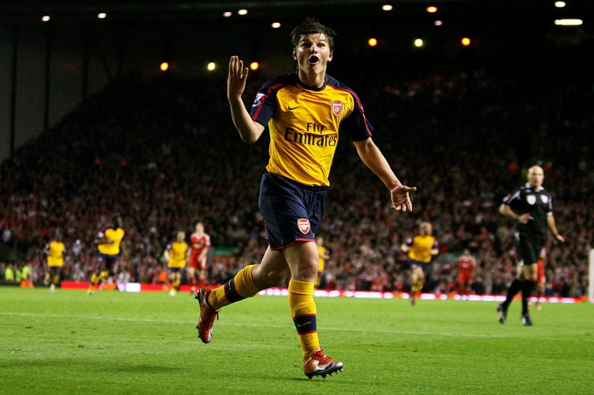 Андрей Аршавин бежит и празднует победу над "Арсеналом" на "Энфилде"