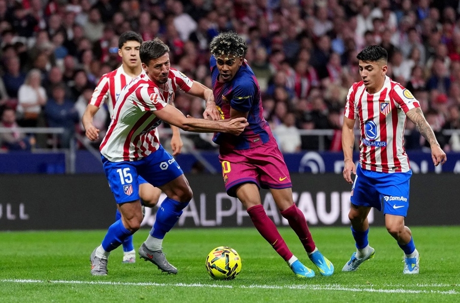 Игрок "Барселоны" сражается с соперниками за мяч