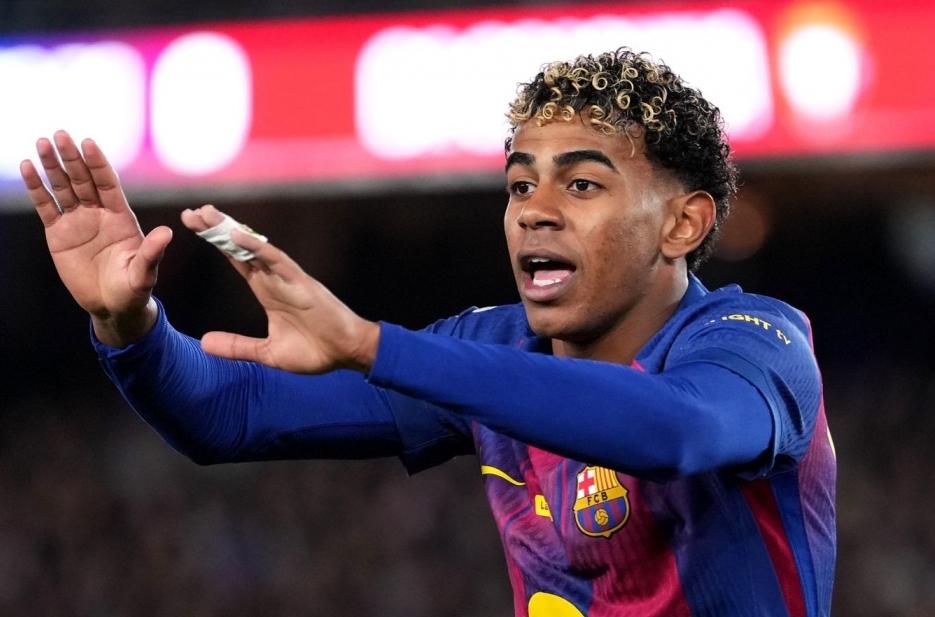 Игрок "Барселоны" жестикулирует руками на поле