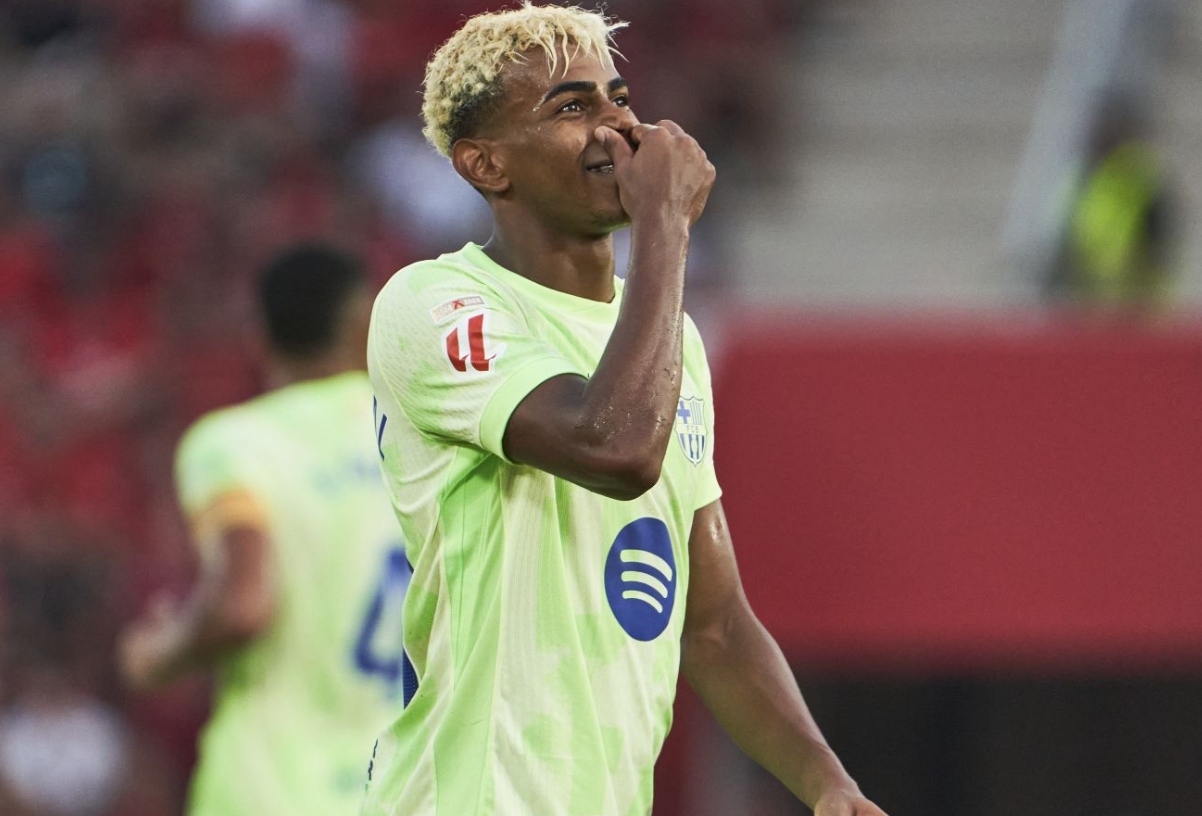 Игрок "Барселоны" в зеленой форме празднует знаменательный момент