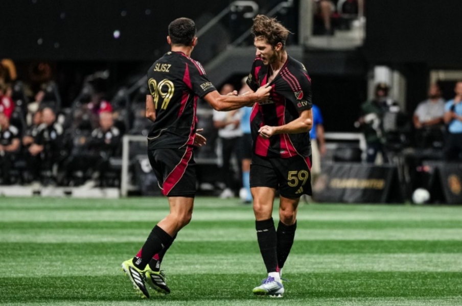 игроки Atlanta United празднуют гол в матче MLS против LA Galaxy